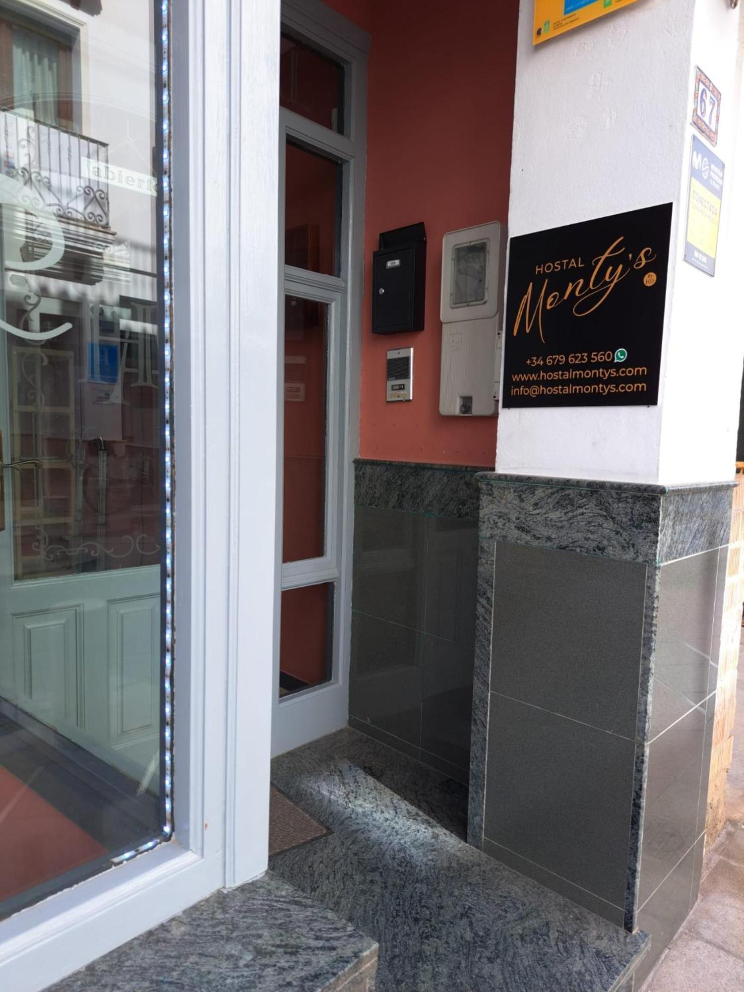 Hostal Montys Nerja Exteriör bild