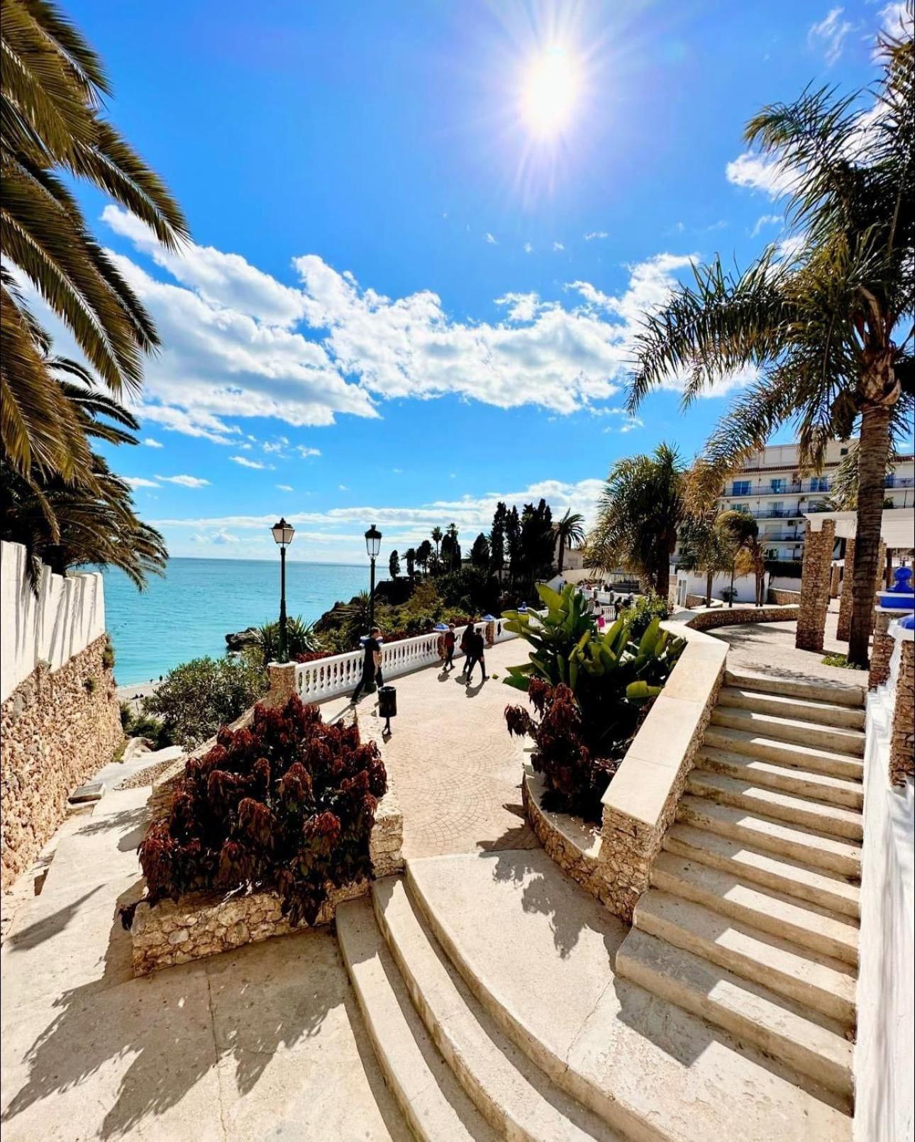 Hostal Montys Nerja Exteriör bild