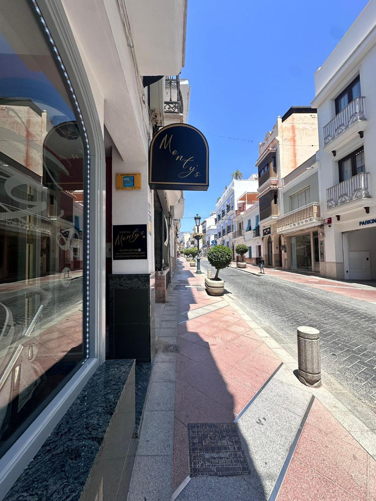 Hostal Montys Nerja Exteriör bild