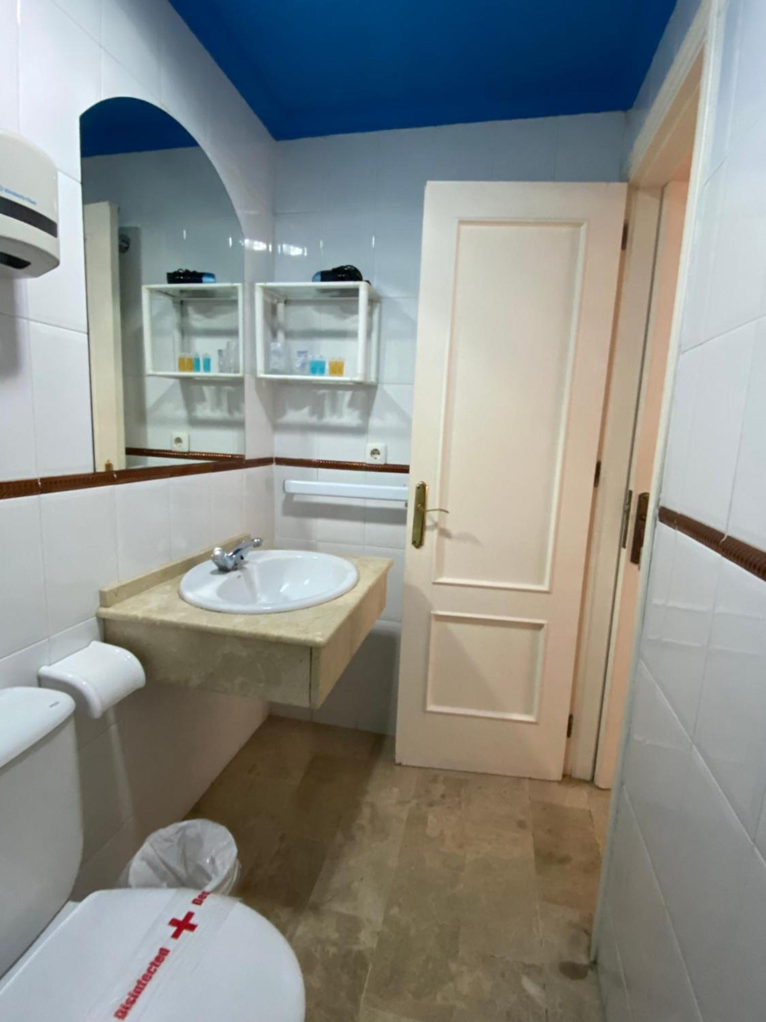Hostal Montys Nerja Exteriör bild
