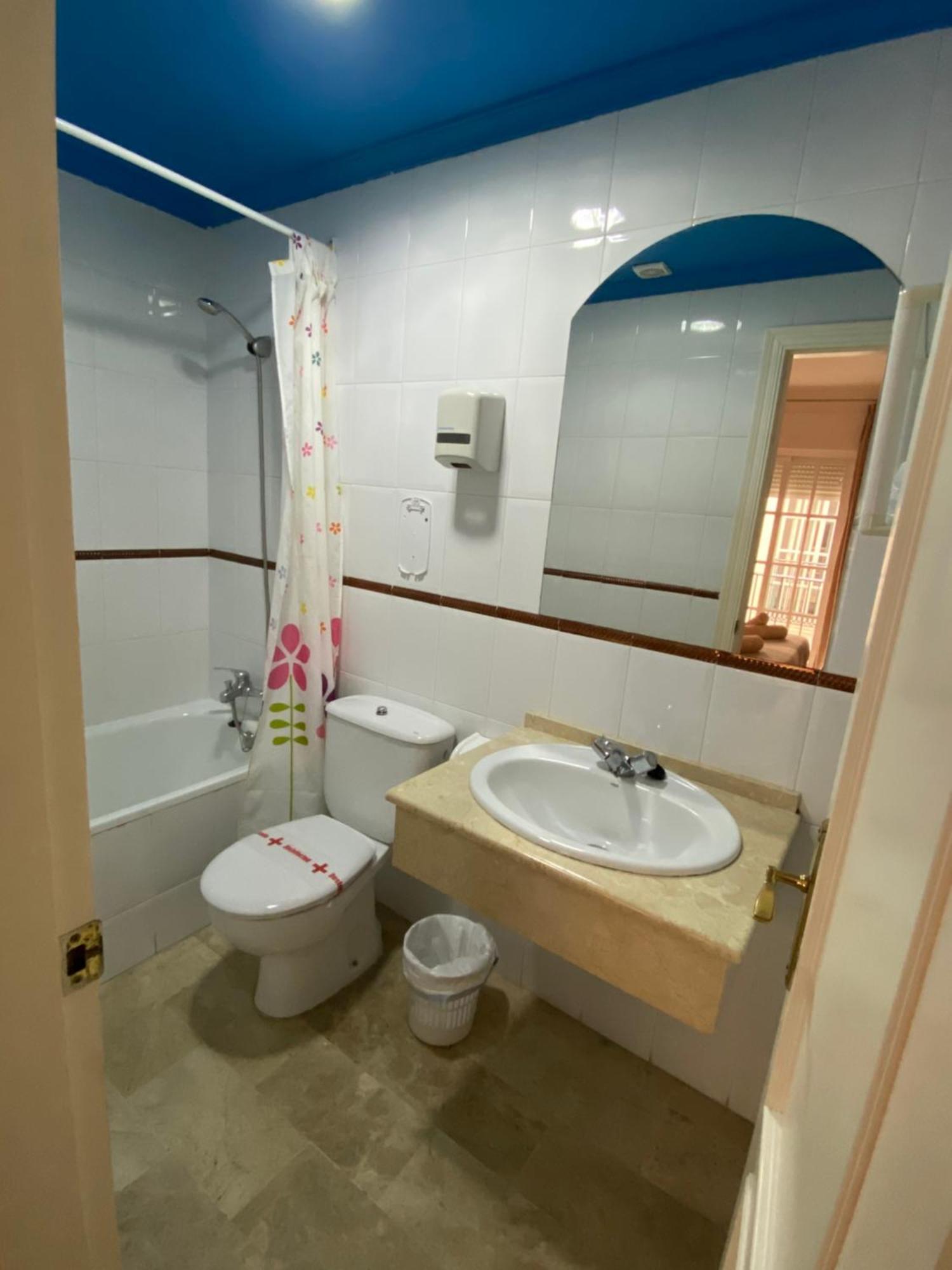 Hostal Montys Nerja Exteriör bild